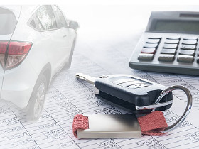 Autoschlüssel neben Tischrechner, Liste und Symbolauto - Fotocollage
